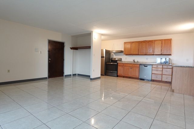 37 Skyline Dr 11, Braintree, MA 02184