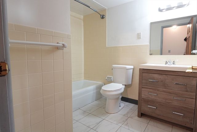 37 Skyline Dr 11, Braintree, MA 02184