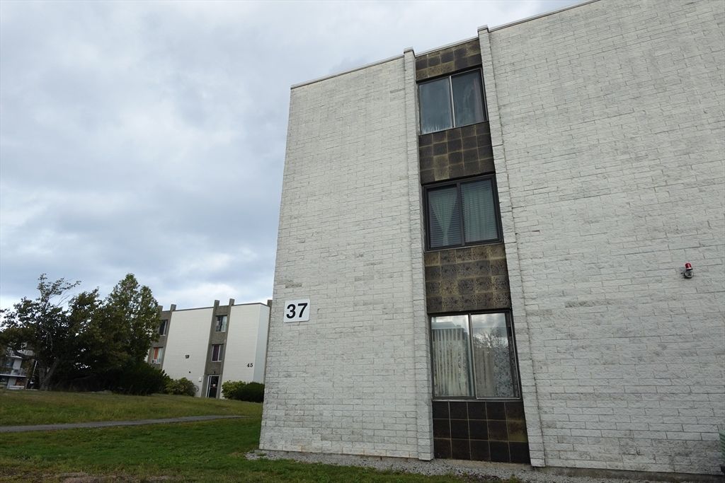 37 Skyline Dr 11, Braintree, MA 02184