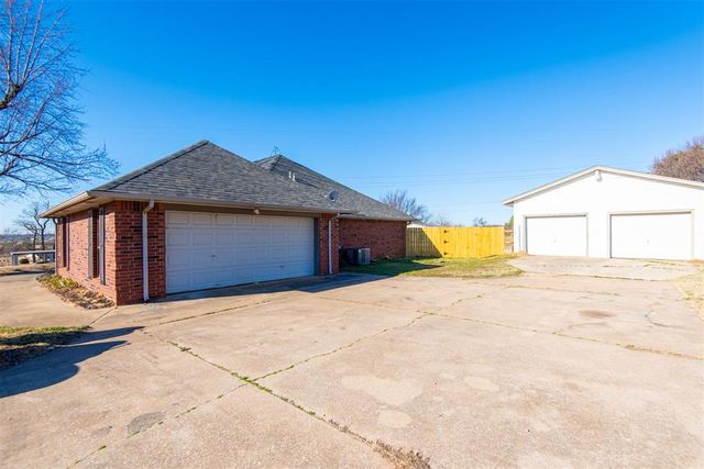 5243 W Lakeview Drive, Harrah, OK 73045