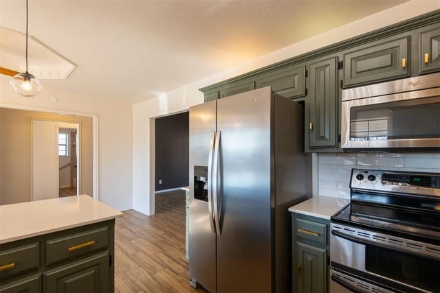 5243 W Lakeview Drive, Harrah, OK 73045