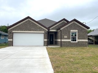 304 Avenue D, Ennis, TX 75119