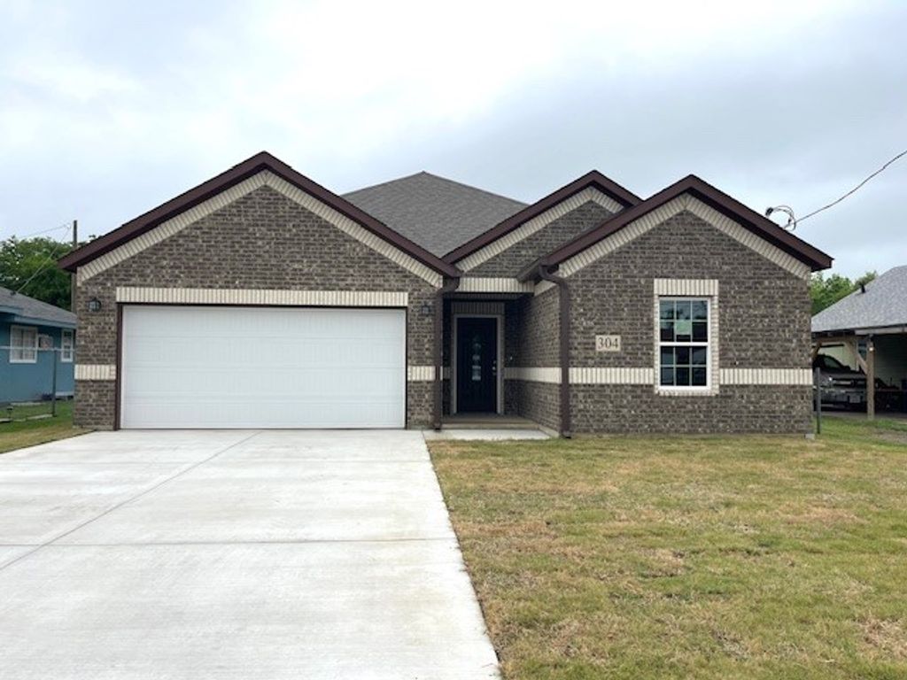 304 Avenue D, Ennis, TX 75119