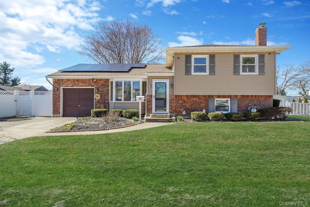 18 Wendorf Court, North Babylon, NY 11703