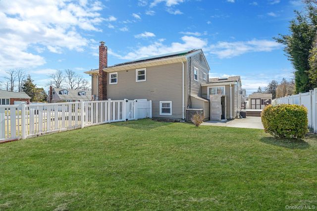 18 Wendorf Court, North Babylon, NY 11703