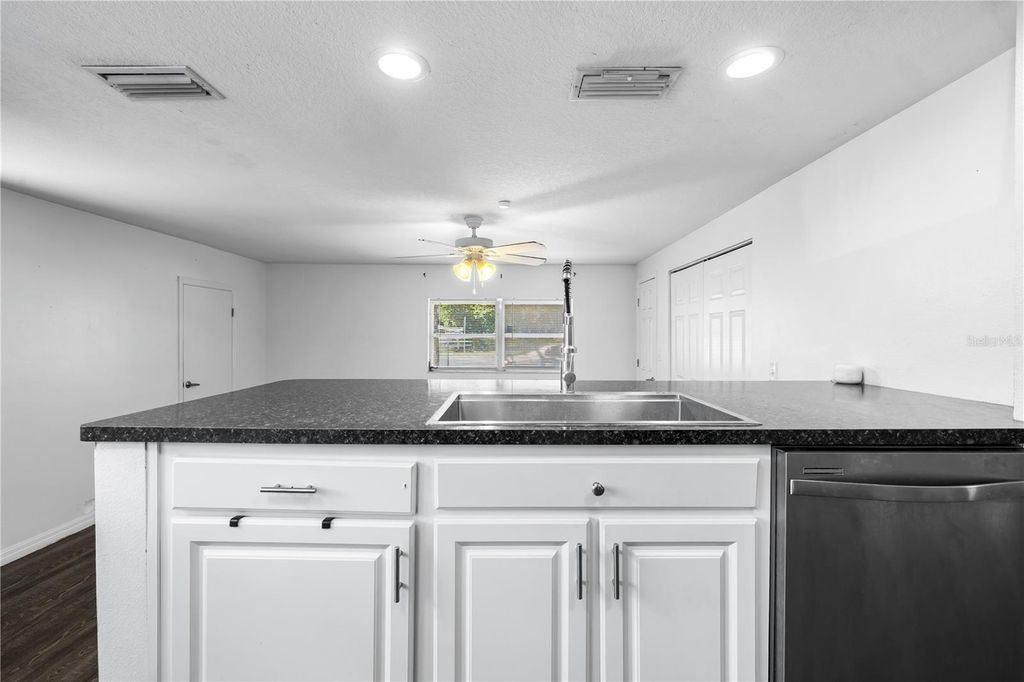 Image 11 of property listing at 117 W STRICKLAND STREET, Plant City, FL 33563