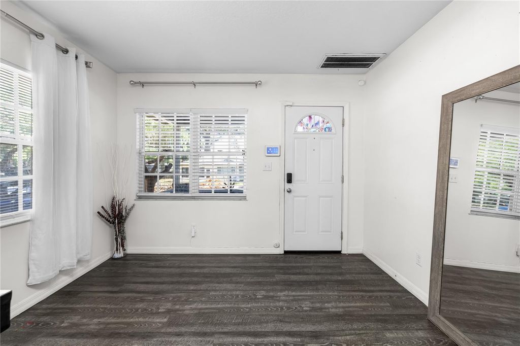 Image 15 of property listing at 117 W STRICKLAND STREET, Plant City, FL 33563