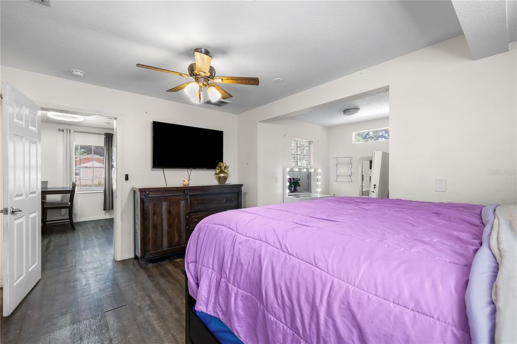 Image 17 of property listing at 117 W STRICKLAND STREET, Plant City, FL 33563