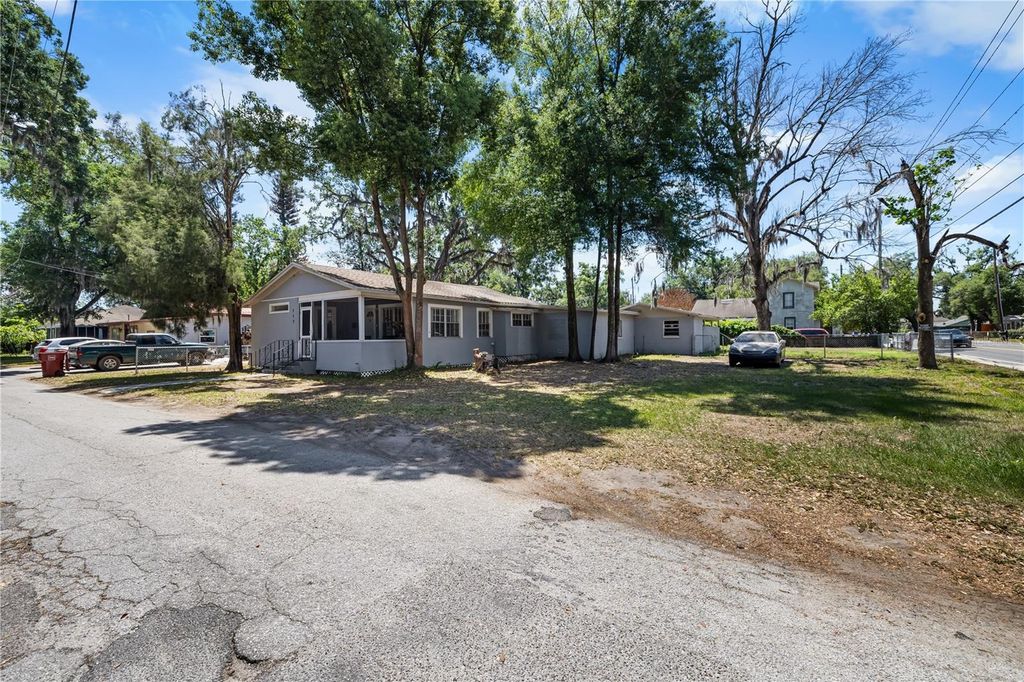 Image 3 of property listing at 117 W STRICKLAND STREET, Plant City, FL 33563