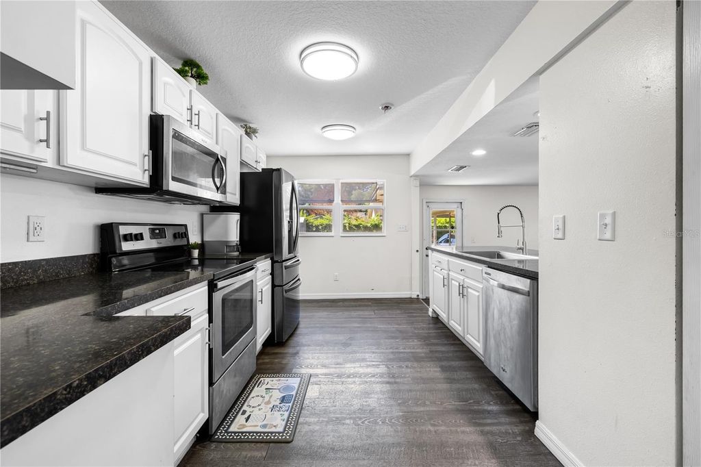 Image 7 of property listing at 117 W STRICKLAND STREET, Plant City, FL 33563