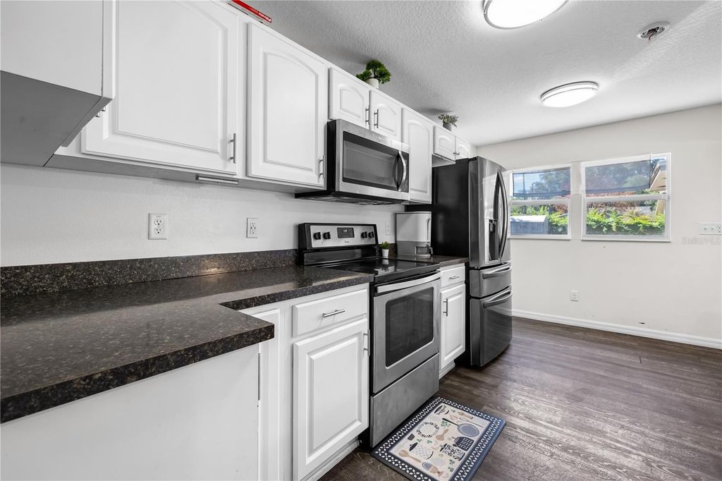 Image 8 of property listing at 117 W STRICKLAND STREET, Plant City, FL 33563