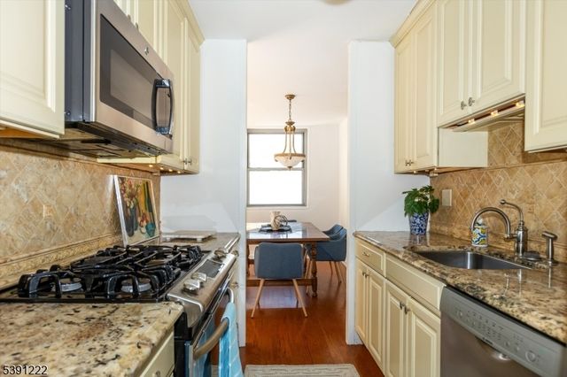 530 Valley Rd 2M, Montclair Twp., NJ 07043