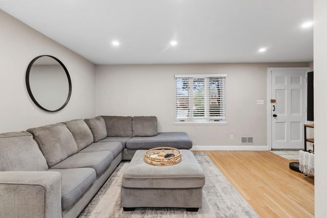 49 Pierce Rd 49, Watertown, MA 02472