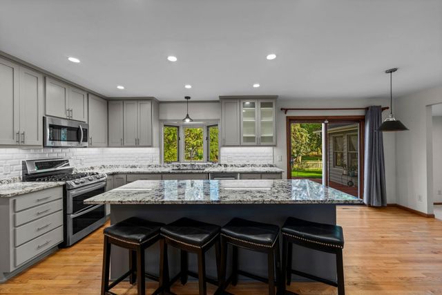 9956 Antrim Road, Woodbury, MN 55125