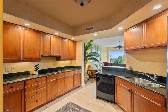 1060 Borghese LN 403, Naples, FL 34114