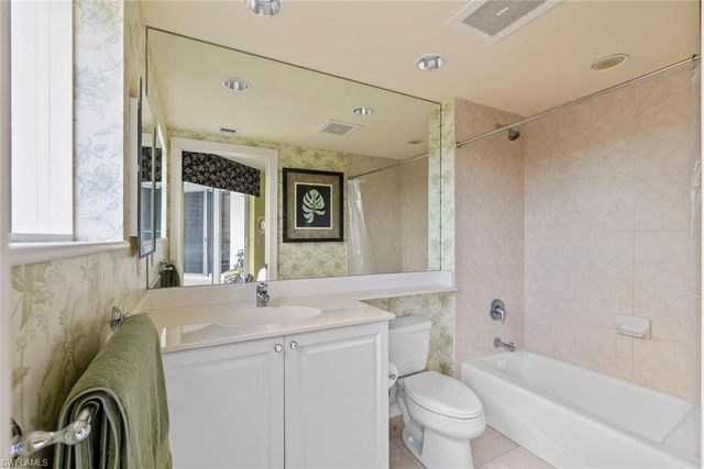 1060 Borghese LN 403, Naples, FL 34114