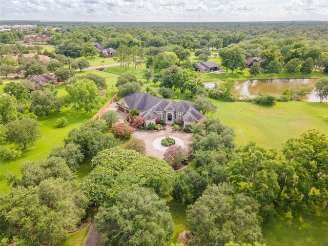 101 Rosewood Street, Lake Jackson, TX 77566