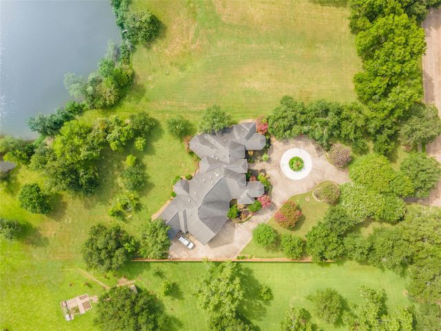 101 Rosewood Street, Lake Jackson, TX 77566