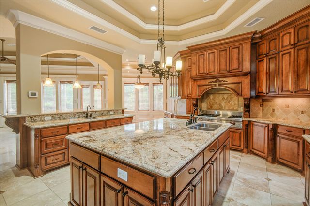 101 Rosewood Street, Lake Jackson, TX 77566