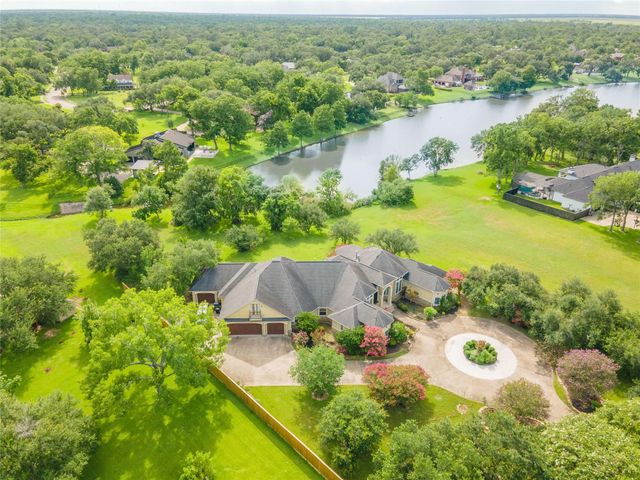 101 Rosewood Street, Lake Jackson, TX 77566