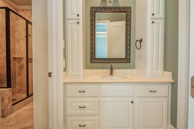 101 Rosewood Street, Lake Jackson, TX 77566