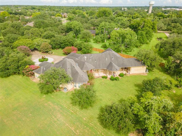 101 Rosewood Street, Lake Jackson, TX 77566