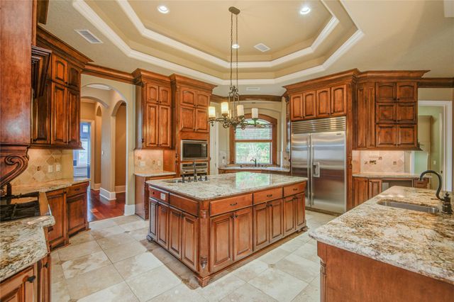 101 Rosewood Street, Lake Jackson, TX 77566