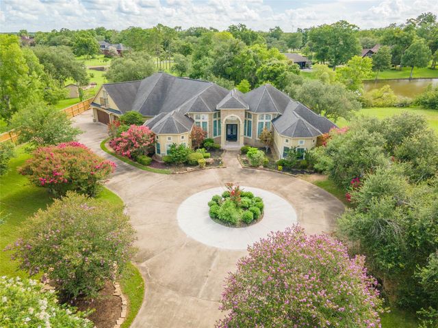 101 Rosewood Street, Lake Jackson, TX 77566