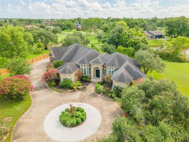 101 Rosewood Street, Lake Jackson, TX 77566