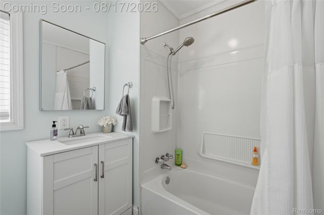 572 Atwater Street, Lake Orion Village, MI 48362