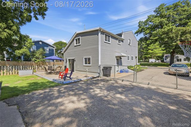 572 Atwater Street, Lake Orion Village, MI 48362