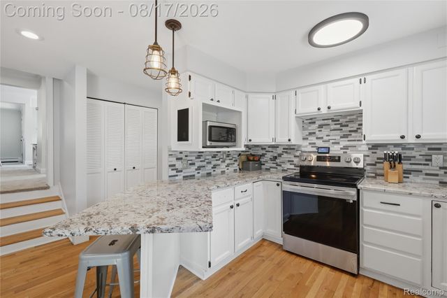 572 Atwater Street, Lake Orion Village, MI 48362