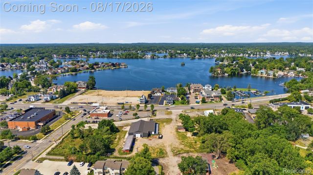 572 Atwater Street, Lake Orion Village, MI 48362
