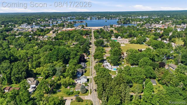 572 Atwater Street, Lake Orion Village, MI 48362