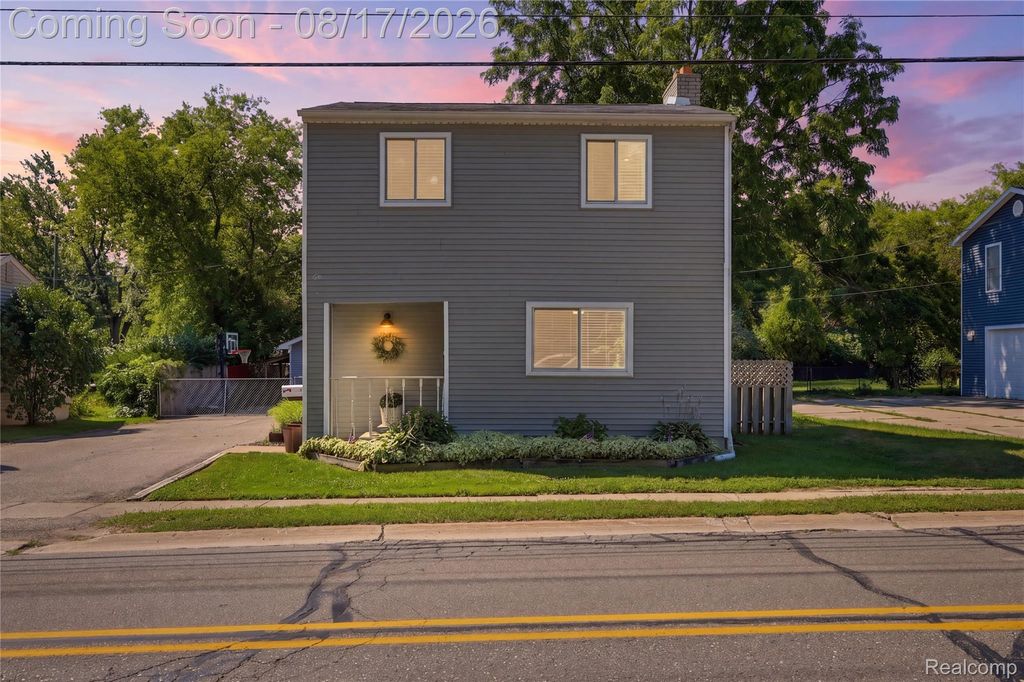 572 Atwater Street, Lake Orion Village, MI 48362