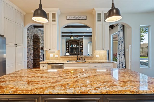 904 Mossy Oak Court, Friendswood, TX 77546
