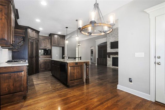 3928 NE INDEPENDENCE Avenue, Lee's Summit, MO 64064