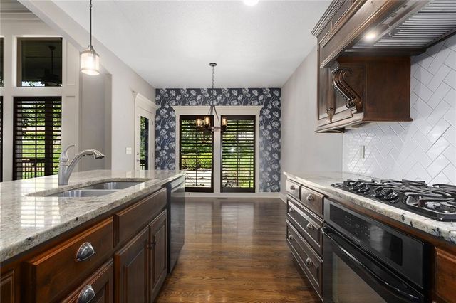 3928 NE INDEPENDENCE Avenue, Lee's Summit, MO 64064