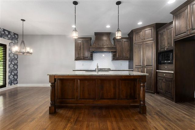3928 NE INDEPENDENCE Avenue, Lee's Summit, MO 64064