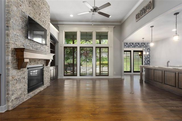 3928 NE INDEPENDENCE Avenue, Lee's Summit, MO 64064