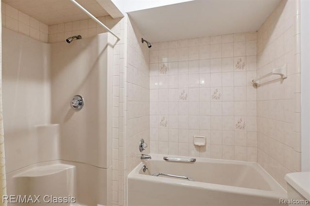 20077 Gill Road, Livonia, MI 48152