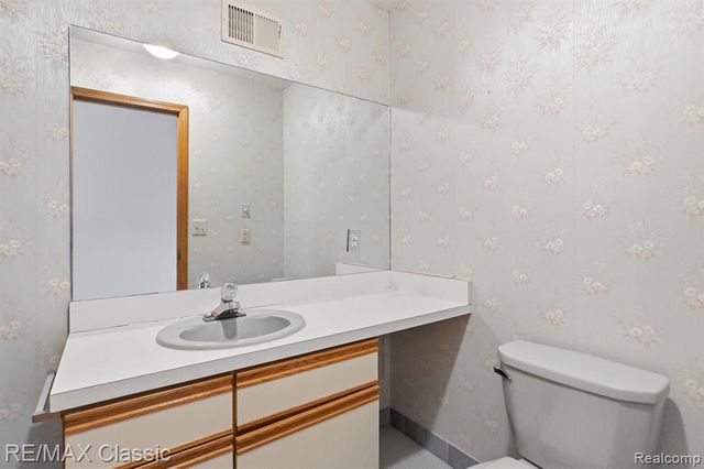 20077 Gill Road, Livonia, MI 48152