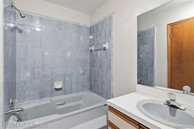 20077 Gill Road, Livonia, MI 48152