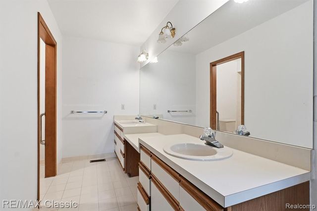 20077 Gill Road, Livonia, MI 48152