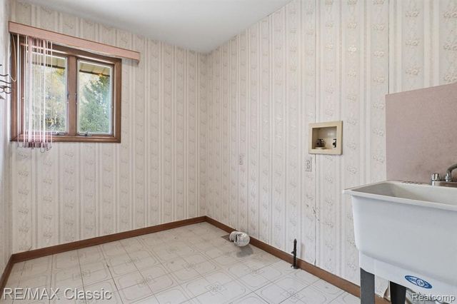 20077 Gill Road, Livonia, MI 48152