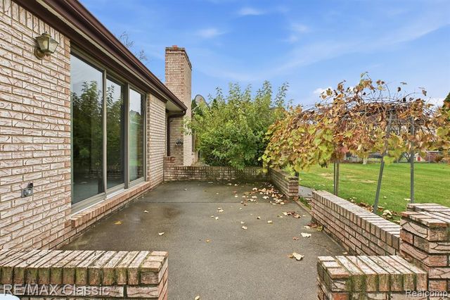 20077 Gill Road, Livonia, MI 48152