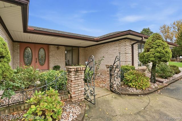 20077 Gill Road, Livonia, MI 48152