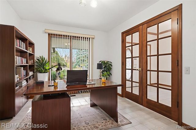 20077 Gill Road, Livonia, MI 48152