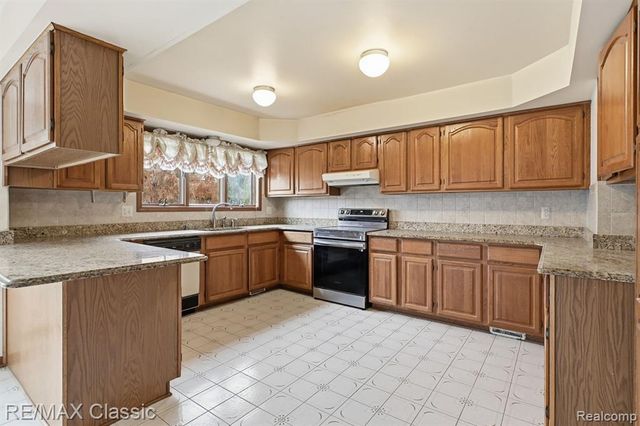 20077 Gill Road, Livonia, MI 48152