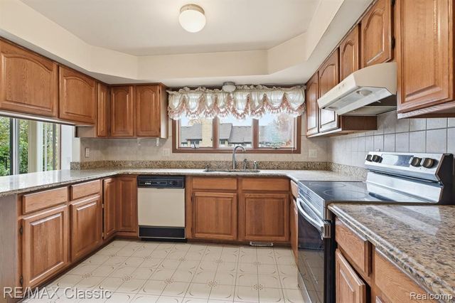 20077 Gill Road, Livonia, MI 48152